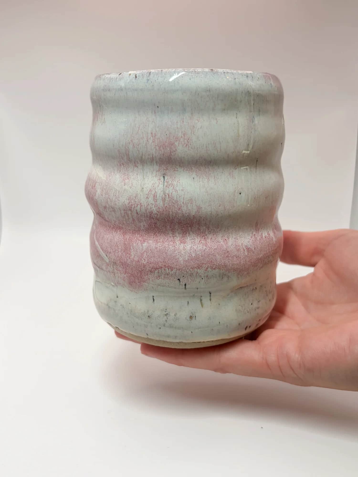 Keramikkvase, rosa og hvit