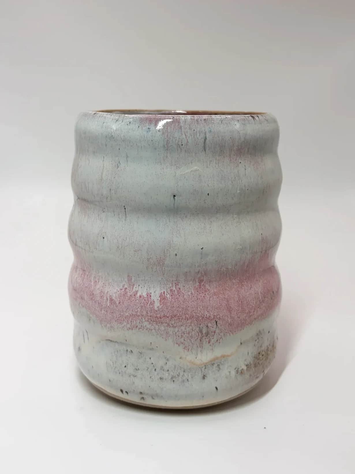 Keramikkvase, rosa og hvit