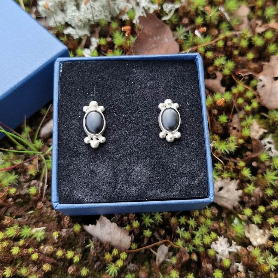 "Polarnatt" - Øredobber i sølv med matt onyx cabochon