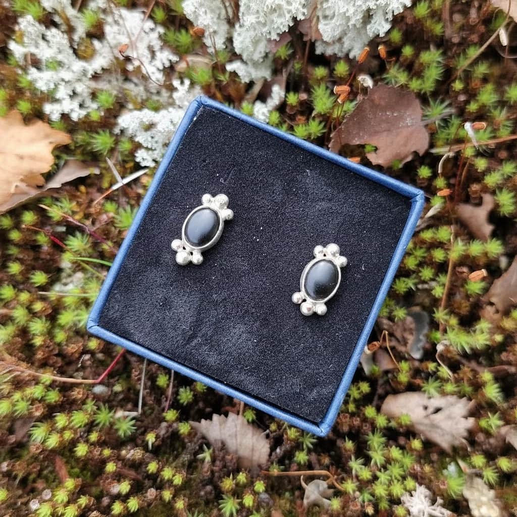 "Polarnatt" - Øredobber i sølv med matt onyx cabochon