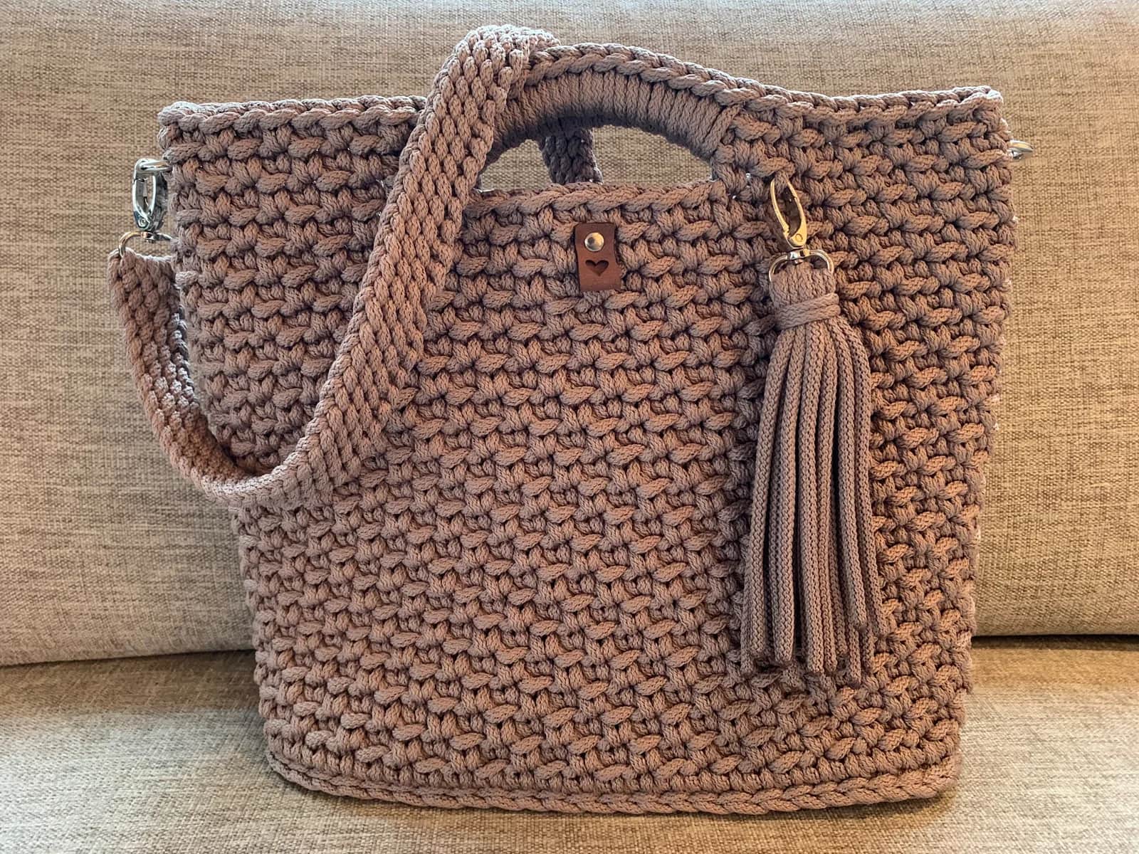 Heklet beige veske