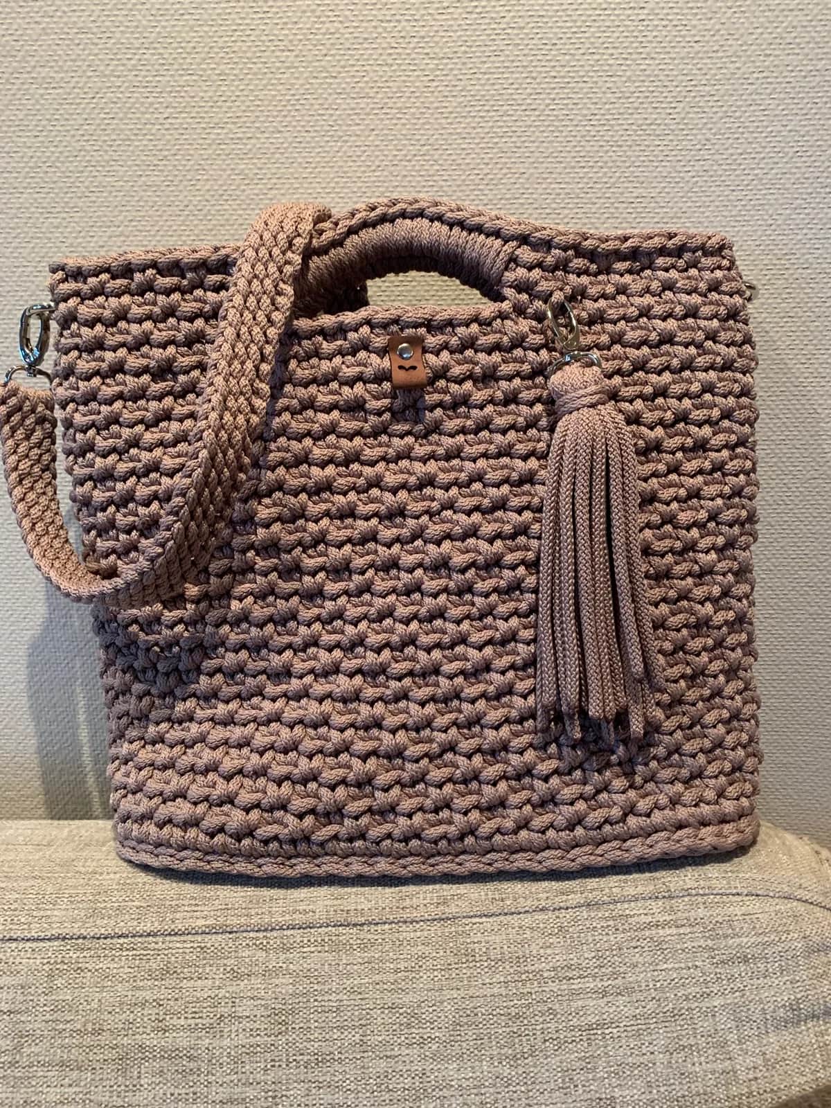 Heklet beige veske