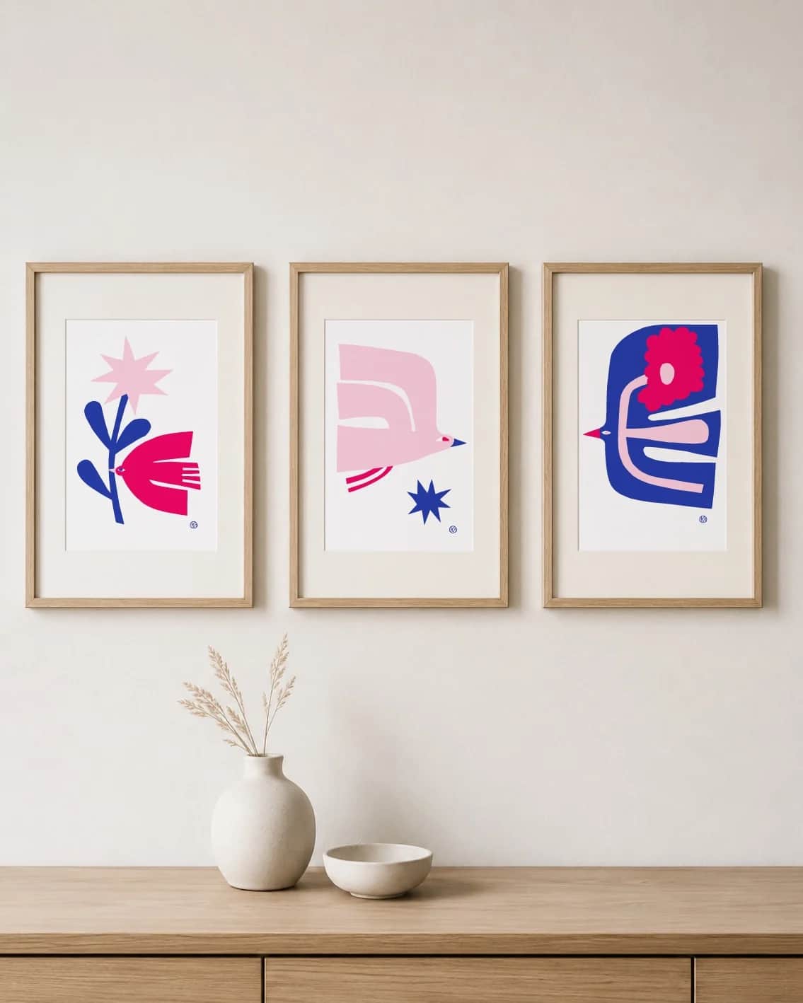 Bildevegg i kobolt og rose, tre miniprint A5