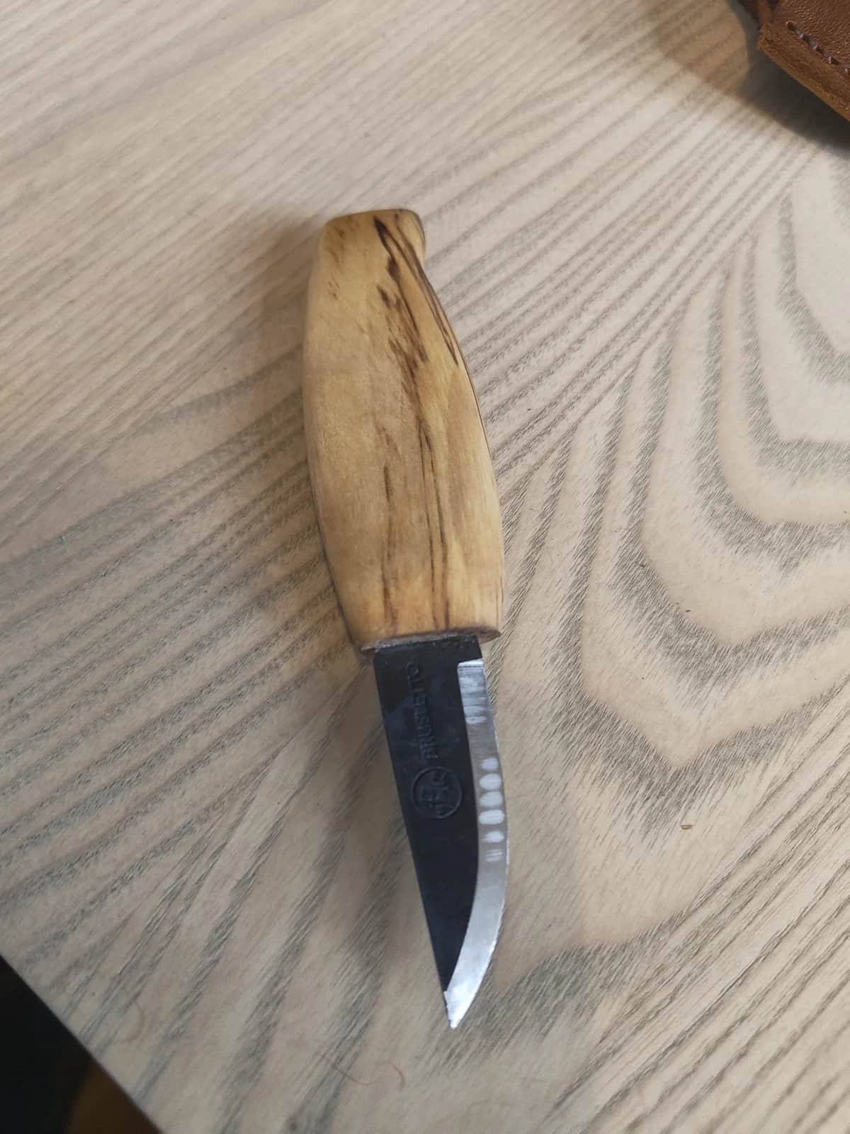 Spikkekniv med håndtak i surnet bjørk