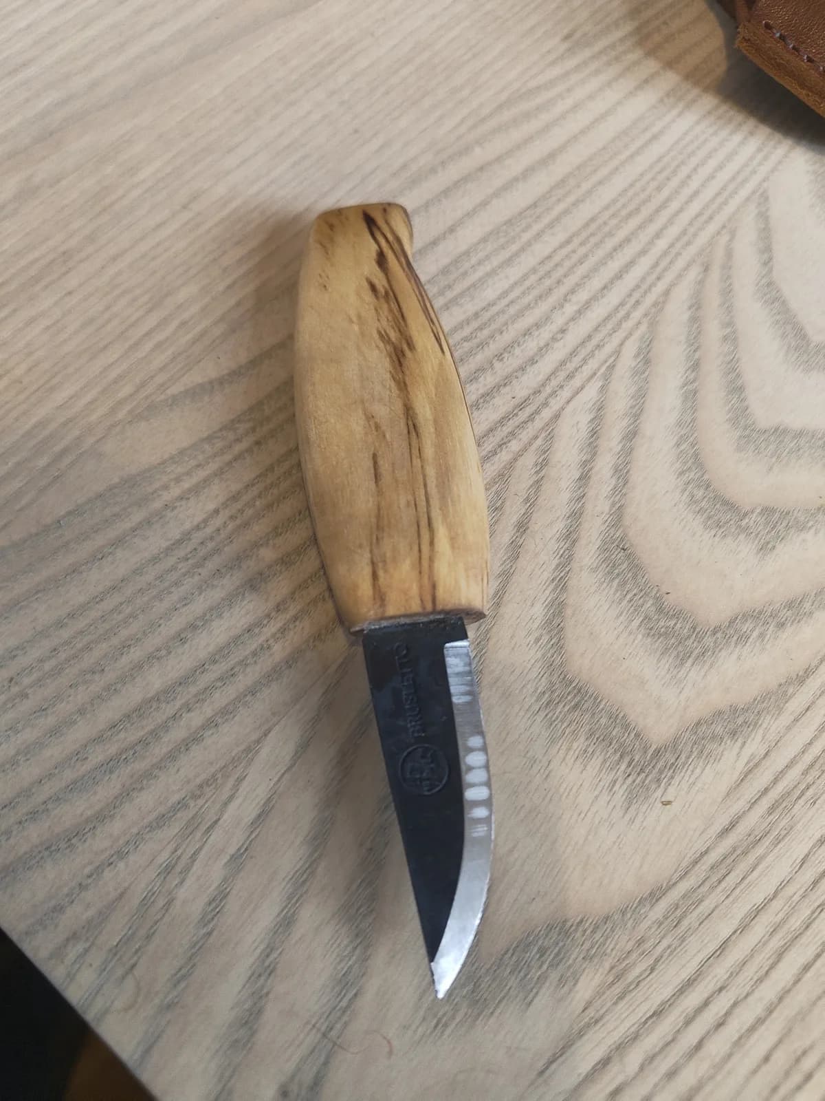 Spikkekniv med håndtak i surnet bjørk