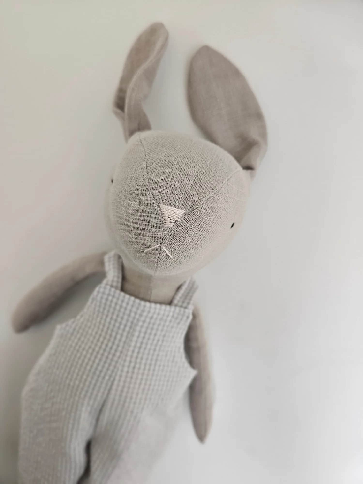 Håndlaget bamse-kanin 45cm i grå bukser