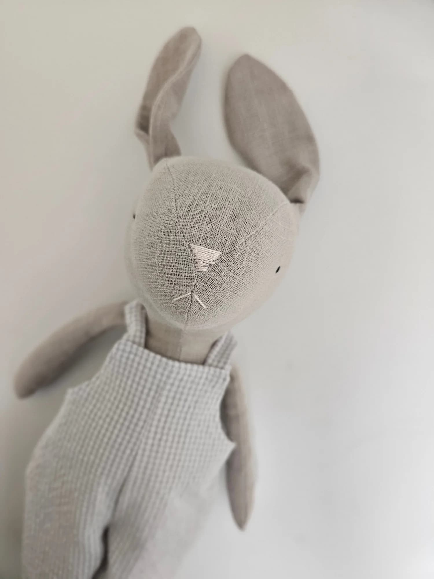 Håndlaget bamse-kanin 45cm i grå bukser