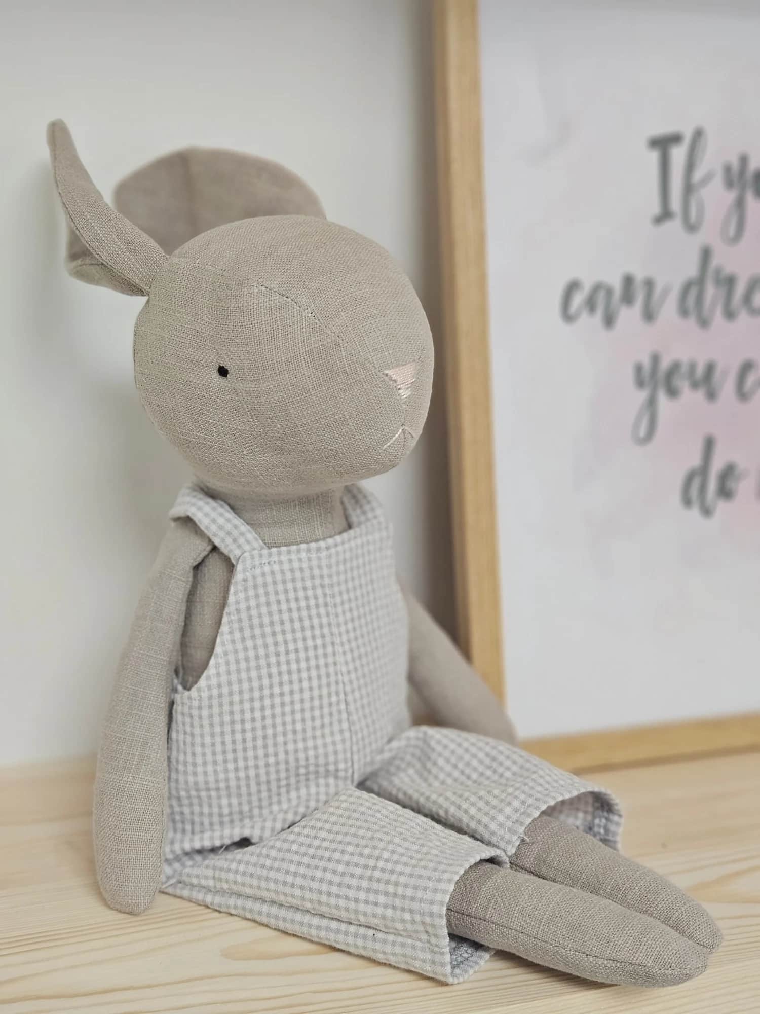 Håndlaget bamse-kanin 45cm i grå bukser