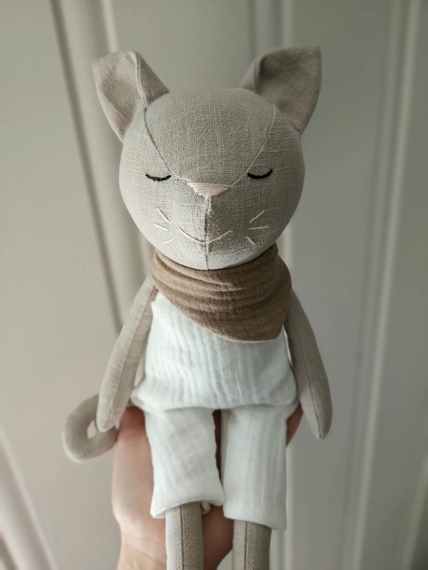 Håndlaget bamse-katt
