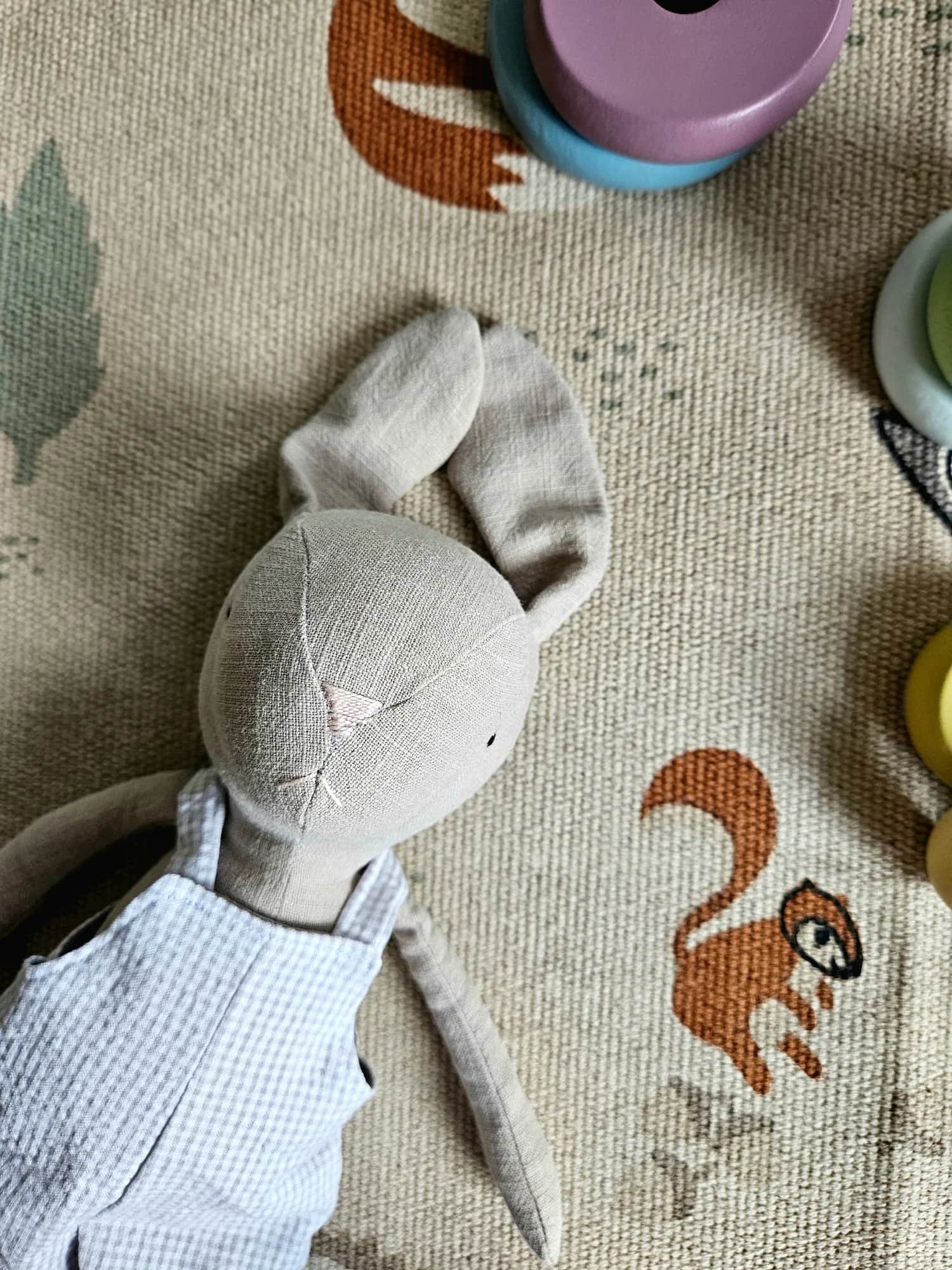 Håndlaget bamse-kanin 45cm i grå bukser