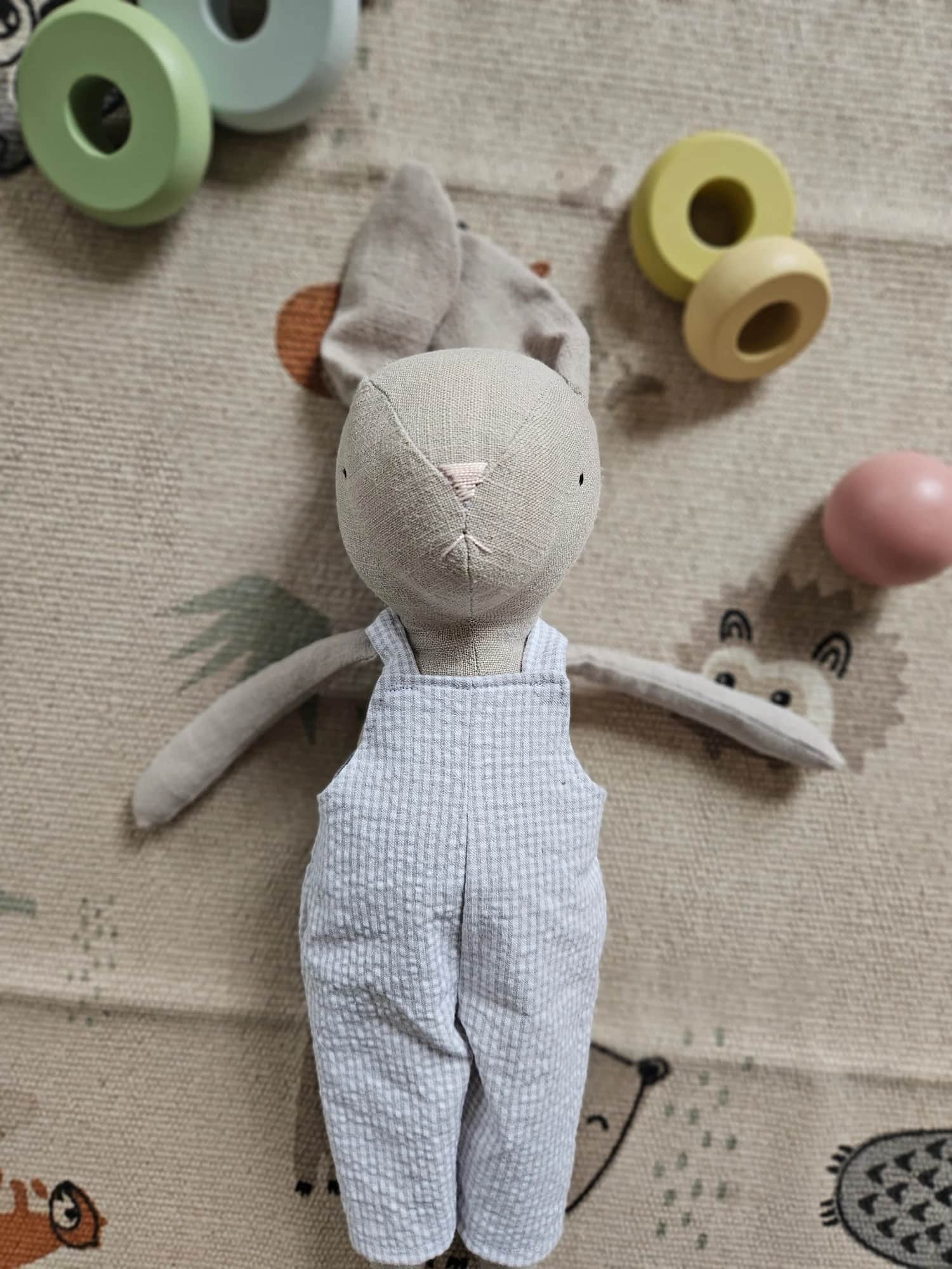 Håndlaget bamse-kanin 45cm i grå bukser