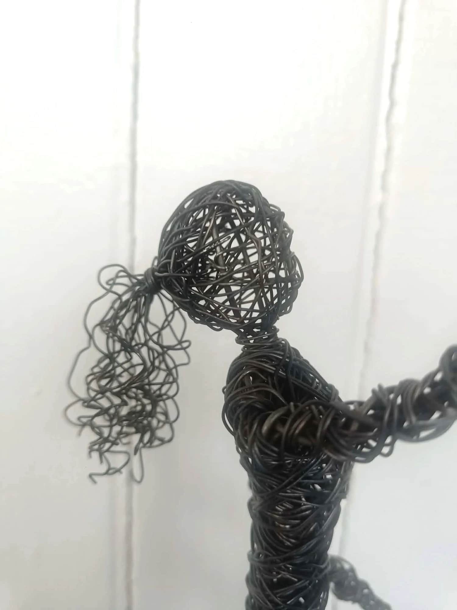 Å kjempe - Skulptur av ståltråd