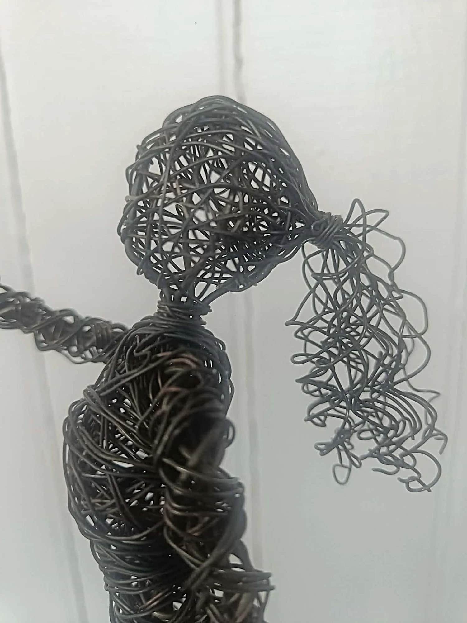 Å kjempe - Skulptur av ståltråd