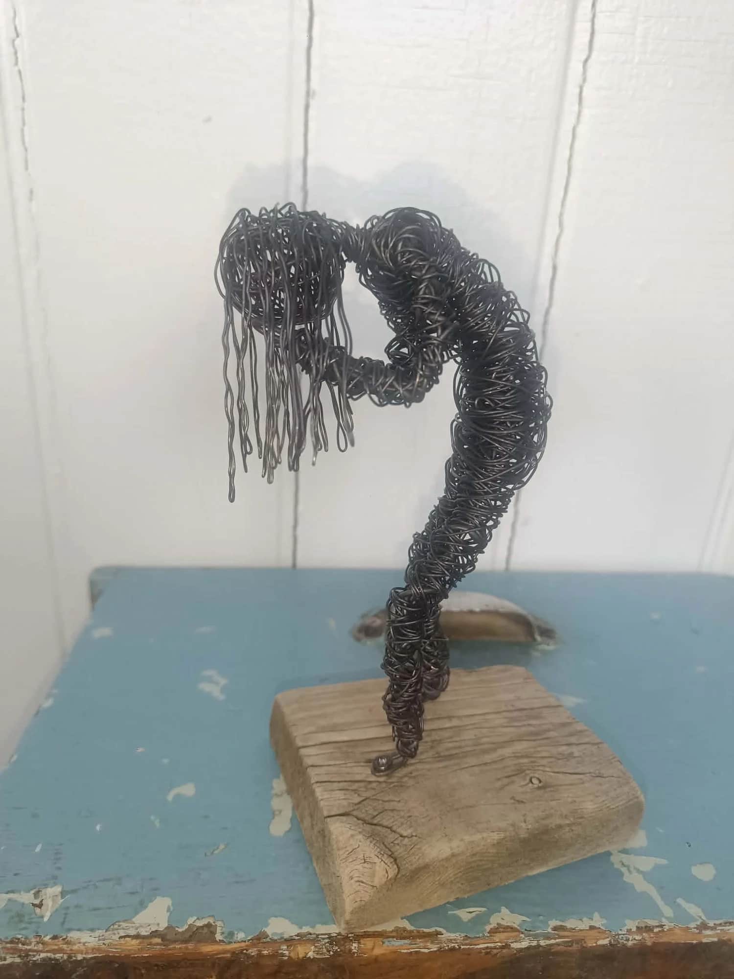Nederlag (liten) - Skulptur av ståltråd