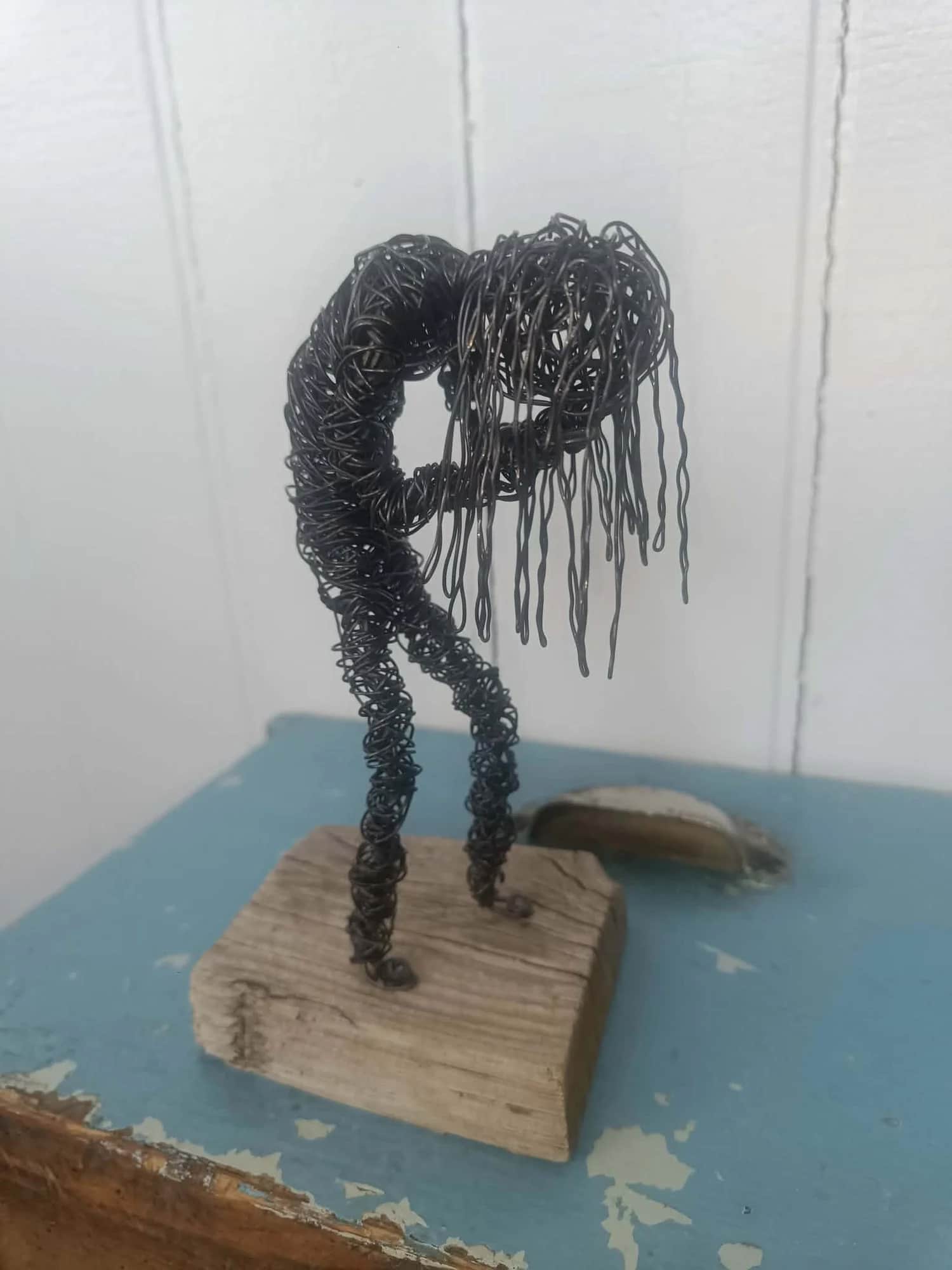 Nederlag (liten) - Skulptur av ståltråd
