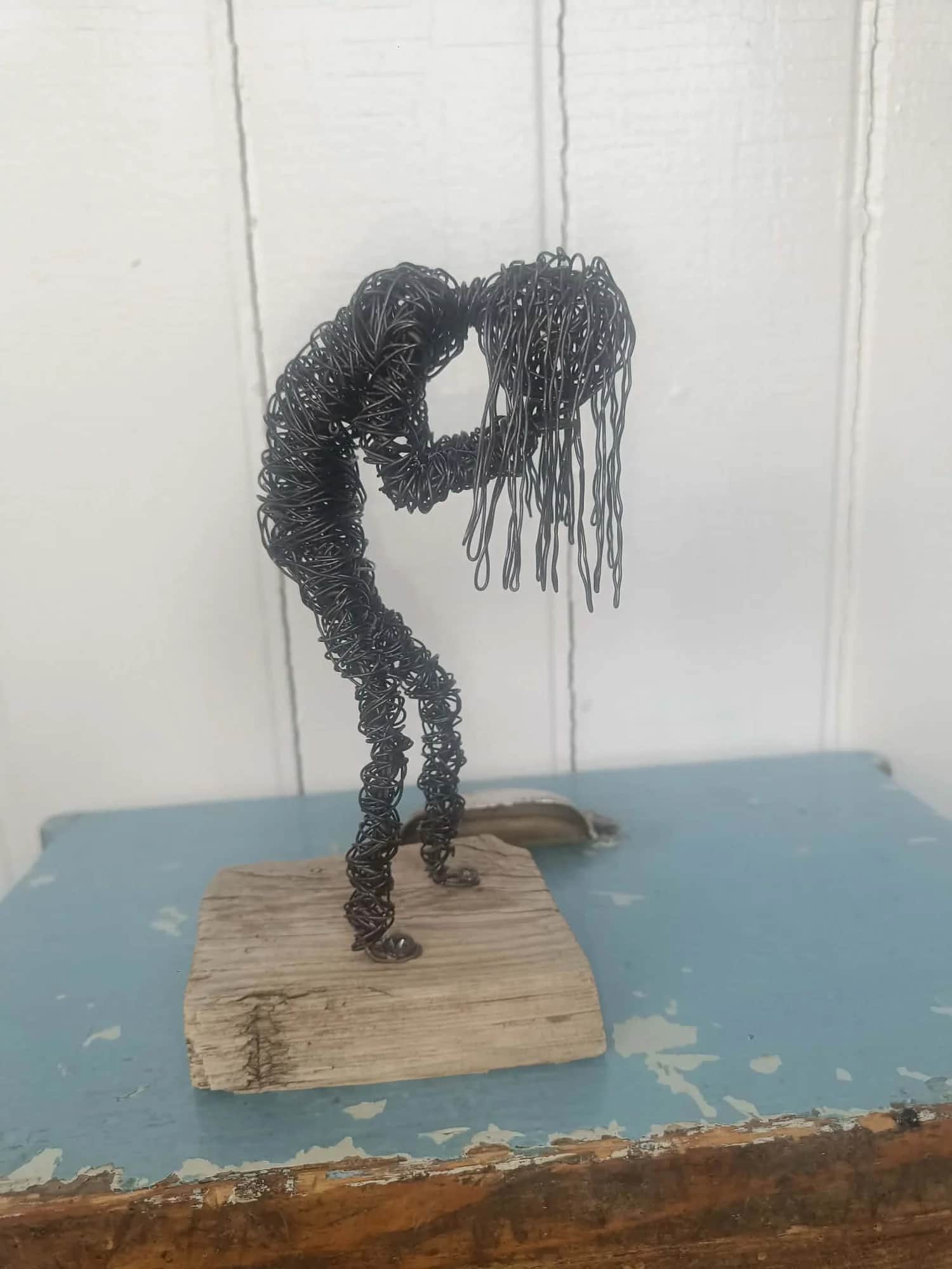 Nederlag (liten) - Skulptur av ståltråd