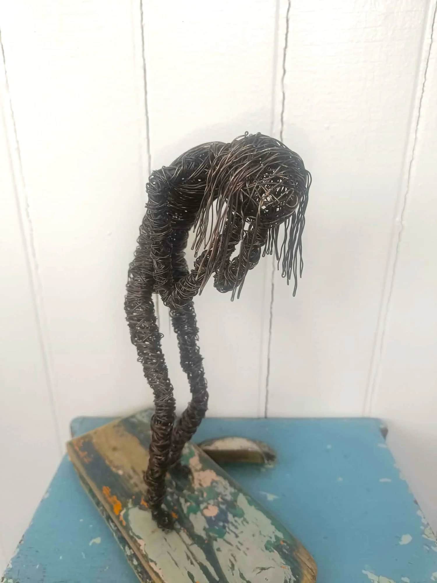 Nederlag (stor) - Skulptur av ståltråd