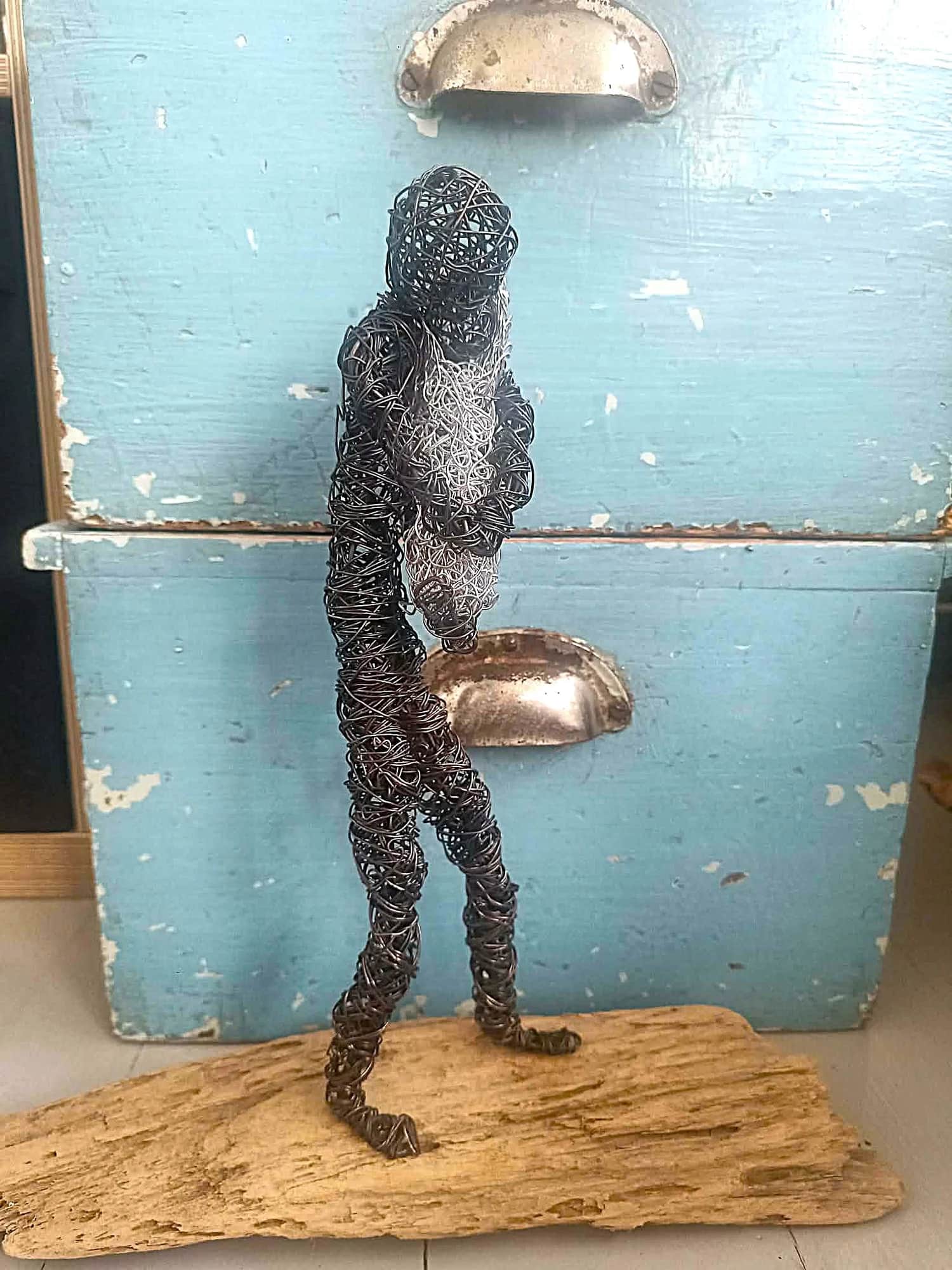 Trygg i min favn - Skulptur av ståltråd