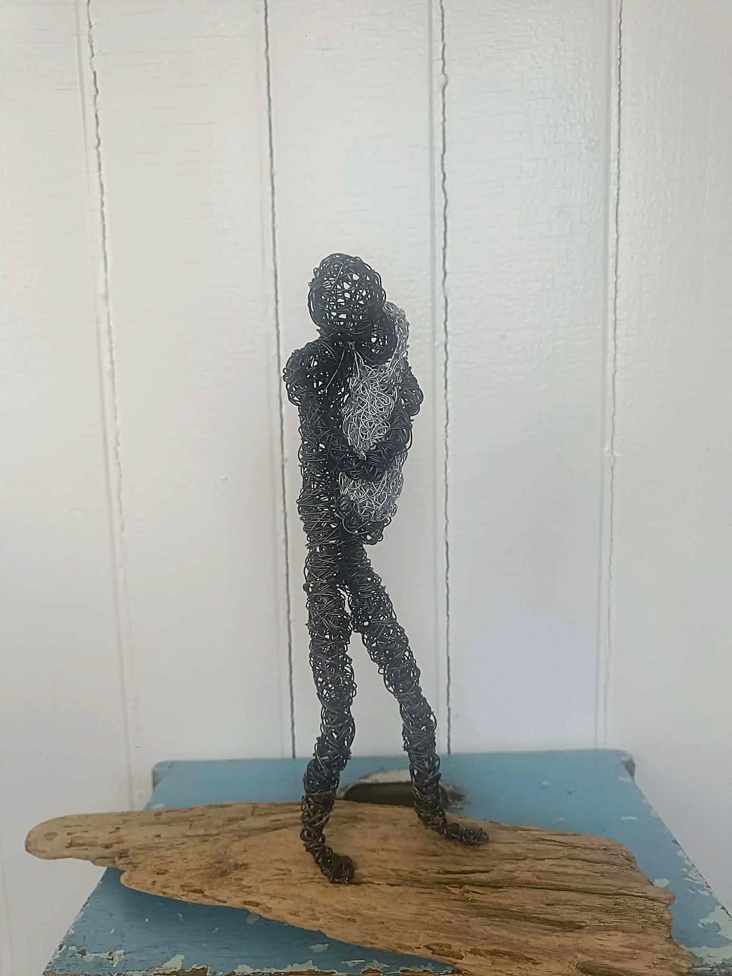 Trygg i min favn - Skulptur av ståltråd