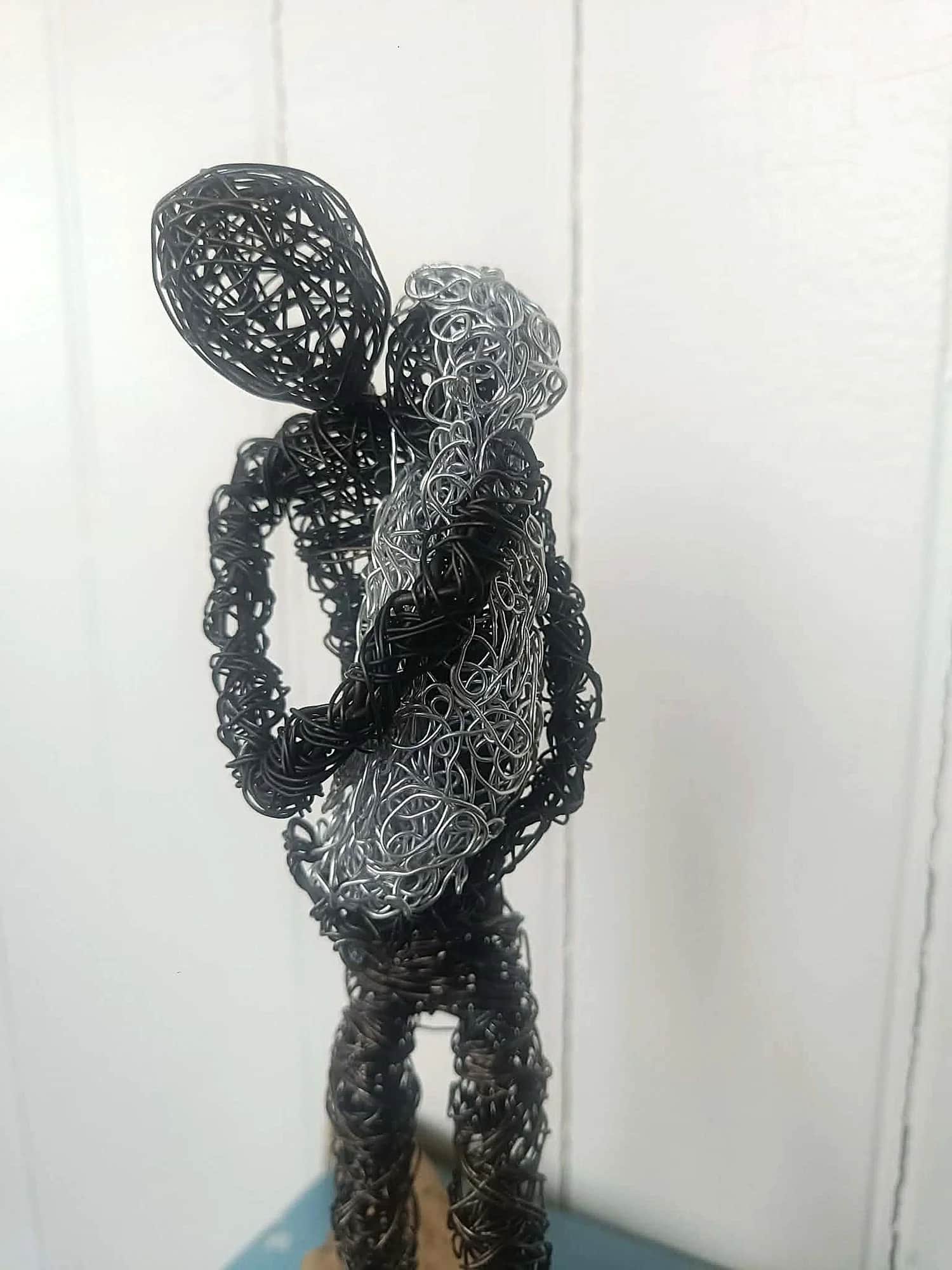 Trygg i min favn - Skulptur av ståltråd