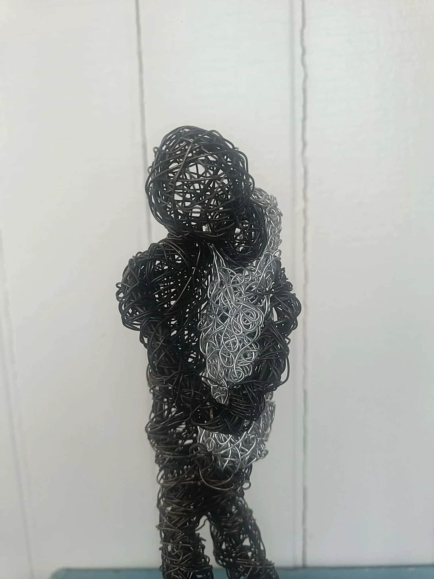 Trygg i min favn - Skulptur av ståltråd